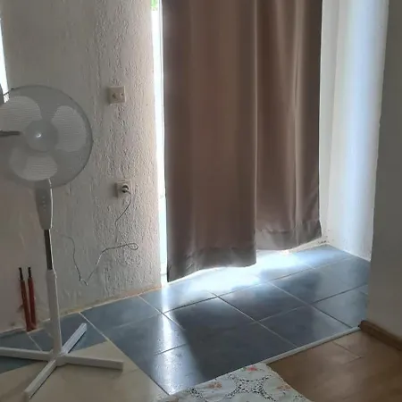 Hugo Apartment *