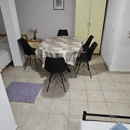Hugo Apartment *