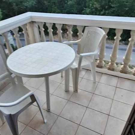 Hugo Apartment *